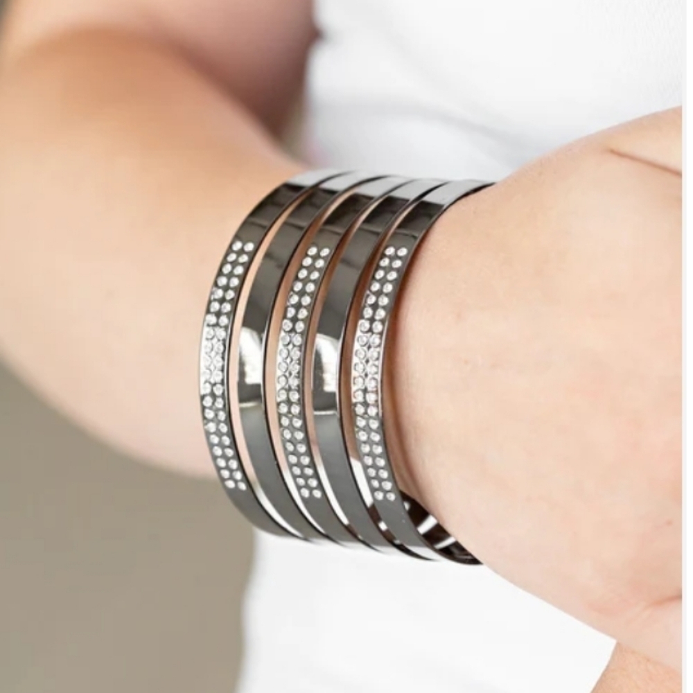 Paparazzi Big Time Shine Black Bracelet New with tags - Picture 2 of 2